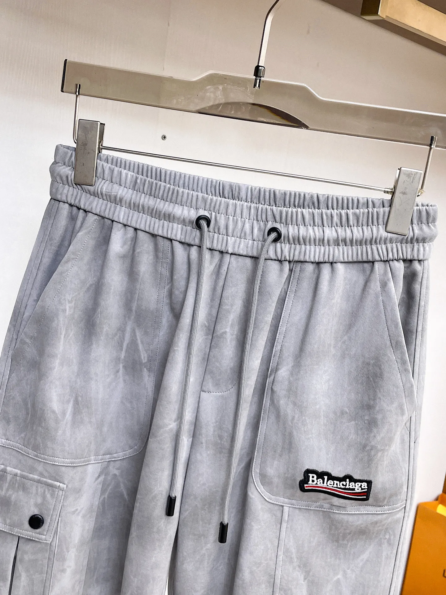 Balenciaga 🆕2026 Autumn and Winter New Arrival Casual Pants! The official website will be released simultaneously. Brand Classic LOGO casual pants, customized fabrics, excellent comfort and strong touch. Highly recognisable, perfect appearance and craftsmanship. Size:M-3XL